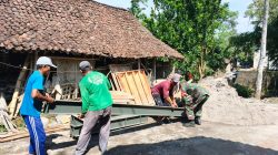 Babinsa Dan Warga Kompak Turunkan Tiang Pancang Jembatan Garuda