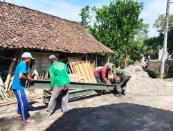 Babinsa Dan Warga Kompak Turunkan Tiang Pancang Jembatan Garuda