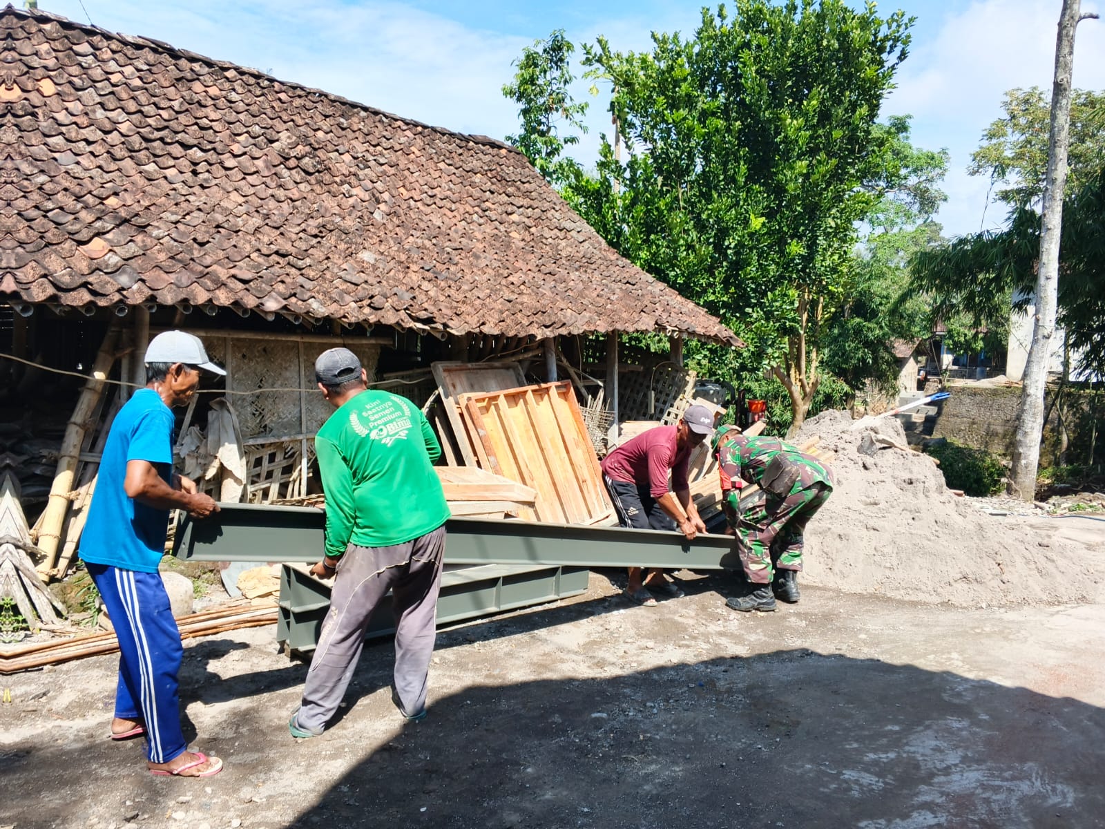 Babinsa Dan Warga Kompak Turunkan Tiang Pancang Jembatan Garuda