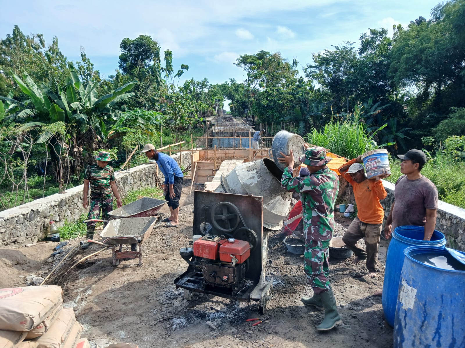 Warga Dan TNI Warnai Pengecoran Anchor Block Jembatan Garuda Di Karangpakel Klaten