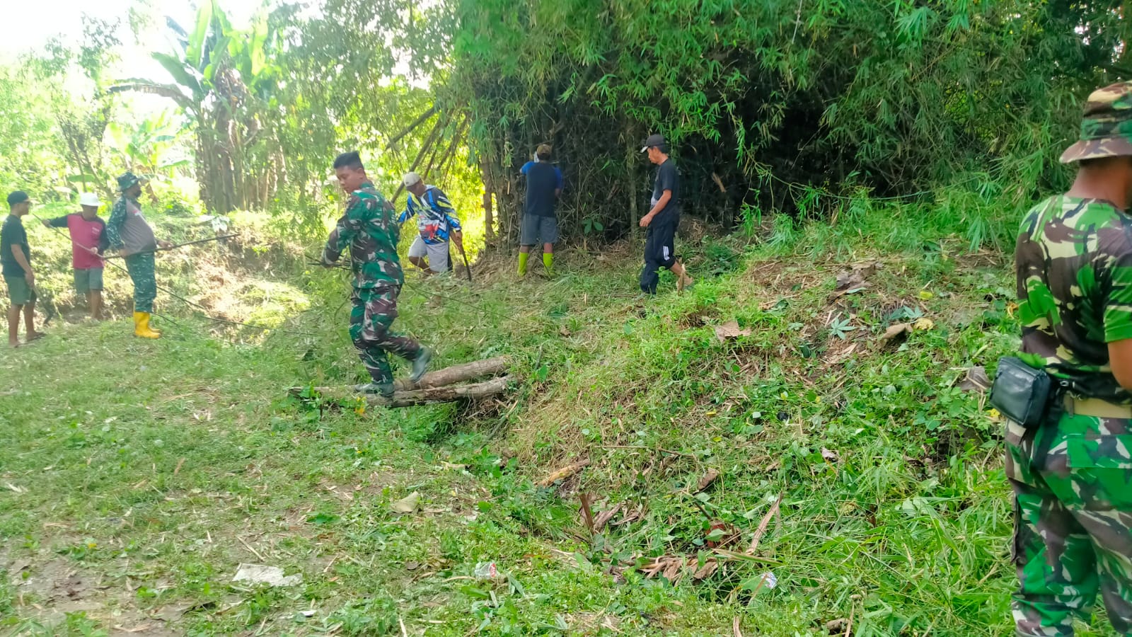 Karya Bakti Koramil Cawas Bersama Warga, Dukung Pembangunan Jembatan Garuda di Desa Burikan