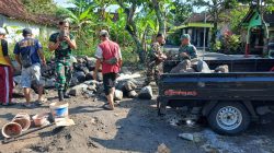 Gotong Royong Warga Dan TNI Bangun Jembatan Garuda Di Desa Karangpakel Gotong Royong Warga Dan TNI Bangun Jembatan Garuda Di Desa Karangpakel