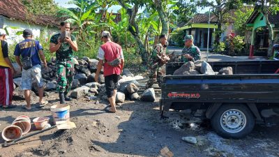 Gotong Royong Warga Dan TNI Bangun Jembatan Garuda Di Desa Karangpakel Gotong Royong Warga Dan TNI Bangun Jembatan Garuda Di Desa Karangpakel