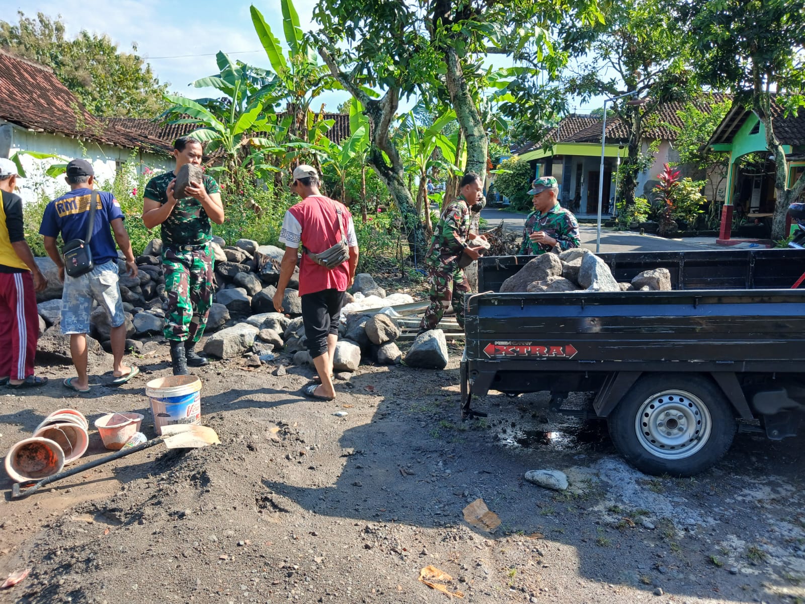 Gotong Royong Warga Dan TNI Bangun Jembatan Garuda Di Desa Karangpakel