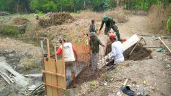 Sinergi TNI Dan Warga, Pengecoran Jembatan Garuda Di Cawas Berjalan Lancar