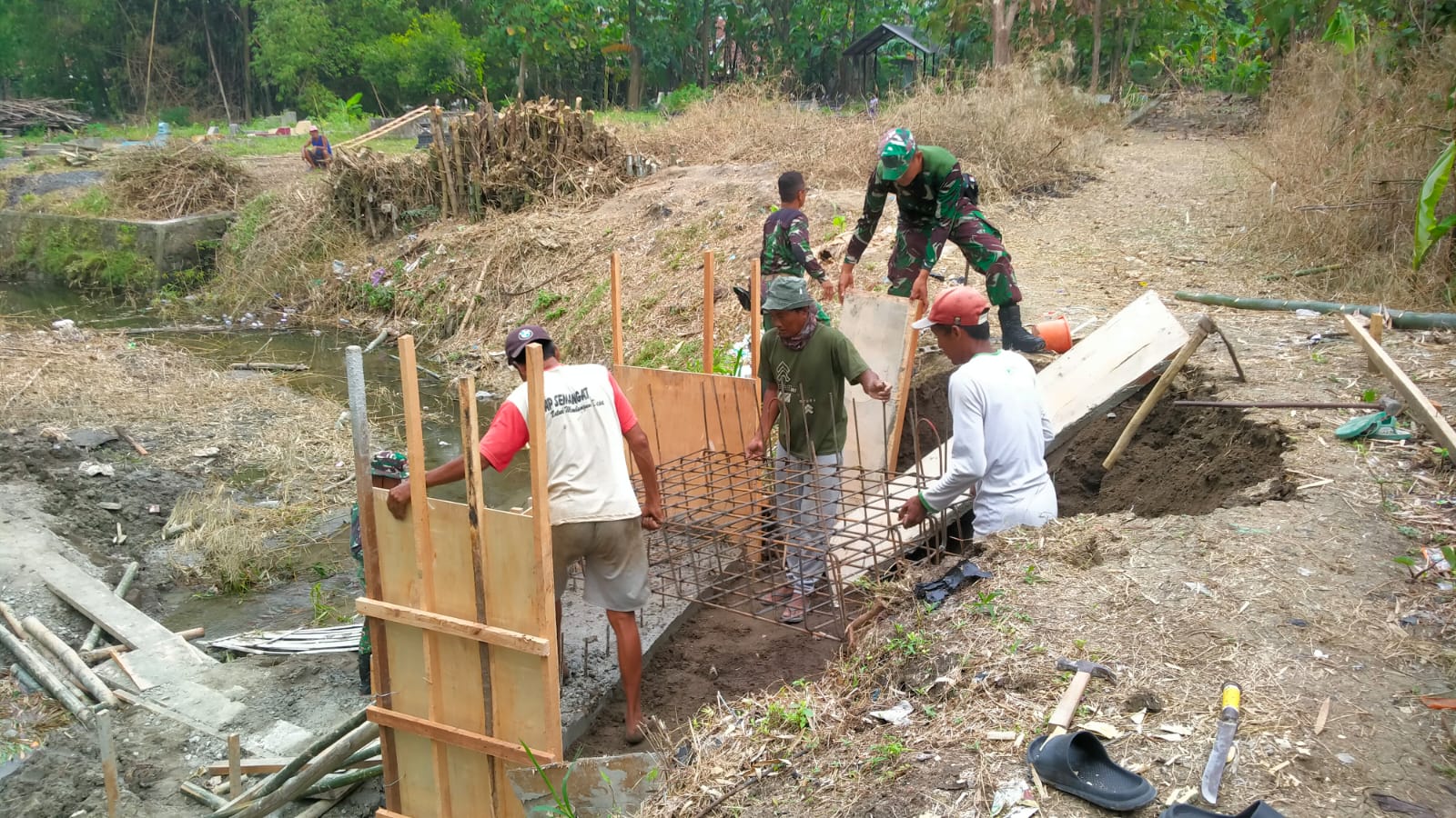 Sinergi TNI Dan Warga, Pengecoran Jembatan Garuda Di Cawas Berjalan Lancar