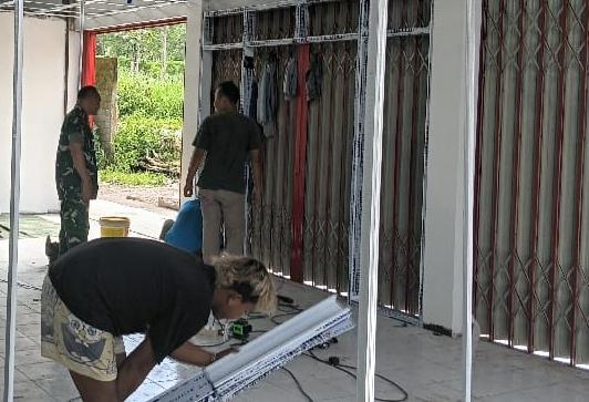 Pengawasan Babinsa Pastikan Pembangunan KDKMP Desa Logede Berjalan Sesuai Target