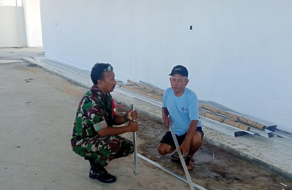 Babinsa Koramil 21/Juwiring Pastikan Pembangunan KDKMP Desa Taji Berjalan Lancar