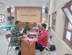 Anggota Koramil 19/Trucuk Ikut Donor Darah Kemanusiaan Di Aula Kecamatan Trucuk
