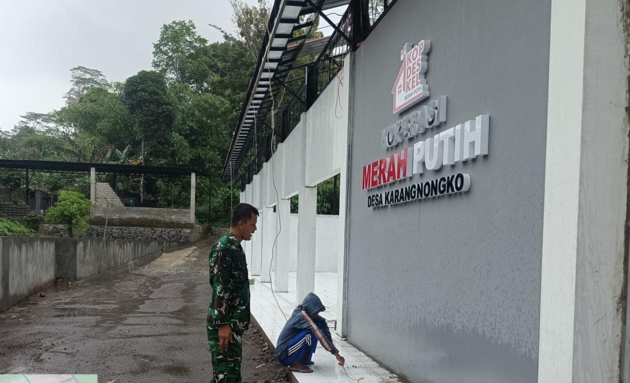 Babinsa Karangnongko Monitoring Progres Pembangunan Koperasi Desa Merah Putih