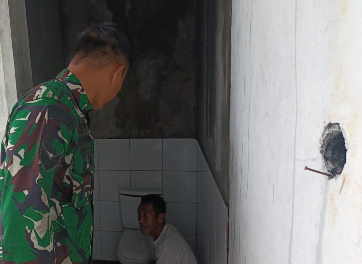 Babinsa Lakukan Monitoring, Pembangunan KDKMP Capai Tahap Pemasangan Kloset Dan Keramik
