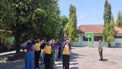 Babinsa Kebonarum Latih PBB Dasar Di SMP N 7 Klaten, Bentuk Disiplin Dan Karakter Siswa
