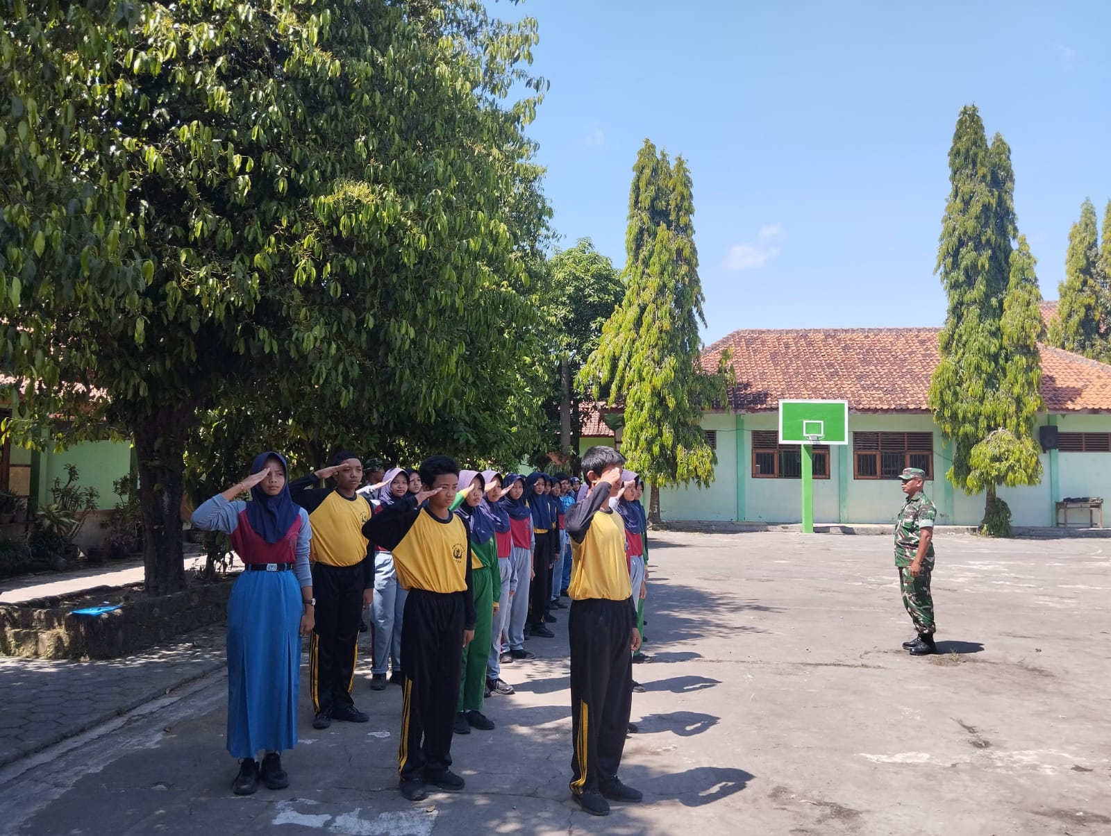 Babinsa Kebonarum Latih PBB Dasar Di SMP N 7 Klaten, Bentuk Disiplin Dan Karakter Siswa