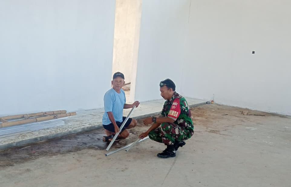 Progres Pemasangan Plafon Gypsum Terus Berjalan, Babinsa Desa Taji Monitoring Pembangunan KDKMP