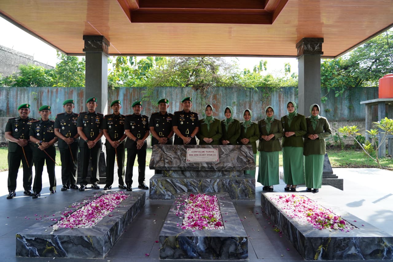 Dandim 0723/Klaten Hadiri Ziarah Rombongan HUT Ke-60 Korem 074/Warastratama di TMP Kusuma Bhakti Jurug