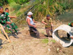 Semangat Gotong Royong Warga Warnai Pemasangan Bis Beton Jembatan Garuda Desa Burikan