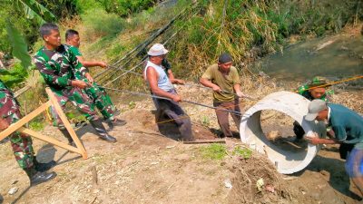 Semangat Gotong Royong Warga Warnai Pemasangan Bis Beton Jembatan Garuda Desa Burikan