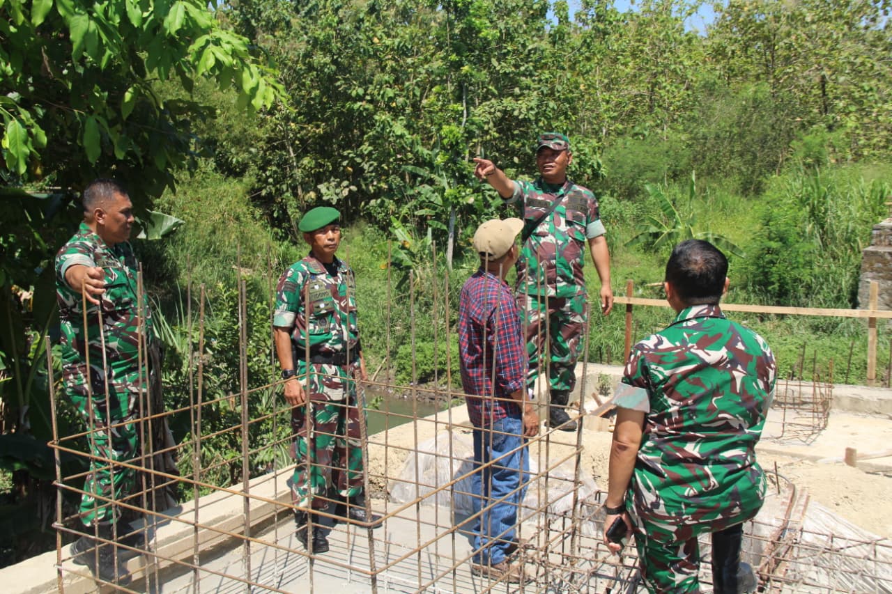 Pastikan Kualitas dan Keamanan, Pasiter Kodim 0723 Klaten dampingi Danden Zibang 4/IV dan Kasiter Korem 074/Warastratama Cek Pembangunan Jembatan Perintis Garuda di Klaten