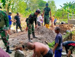 Babinsa Koramil 20/Cawas Bersama Warga Kerjakan Talud Jalan Menuju Jembatan Garuda Di Desa Burikan