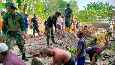 Babinsa Koramil 20/Cawas Bersama Warga Kerjakan Talud Jalan Menuju Jembatan Garuda Di Desa Burikan