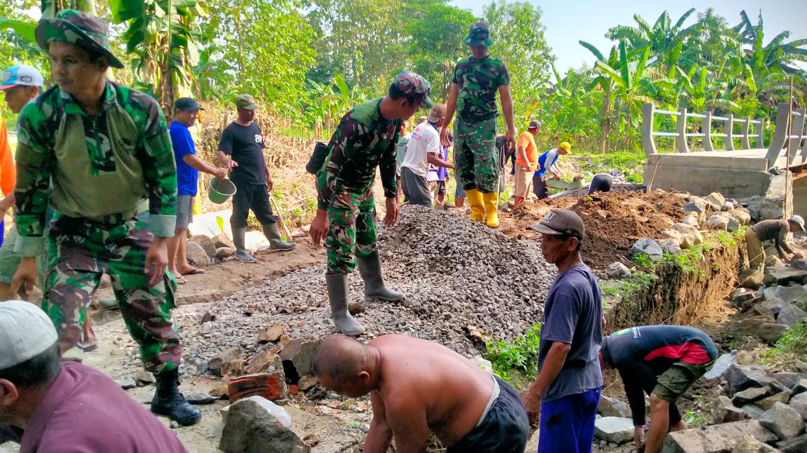 Babinsa Koramil 20/Cawas Bersama Warga Kerjakan Talud Jalan Menuju Jembatan Garuda Di Desa Burikan