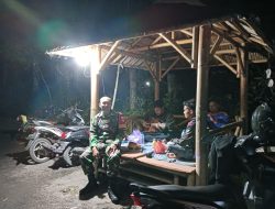 Babinsa Tlogowatu Sambangi Pos Kamling, Perkuat Sinergi Warga Jaga Keamanan Lingkungan