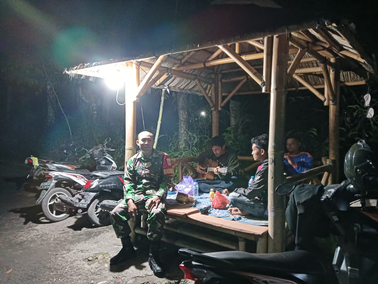 Babinsa Tlogowatu Sambangi Pos Kamling, Perkuat Sinergi Warga Jaga Keamanan Lingkungan
