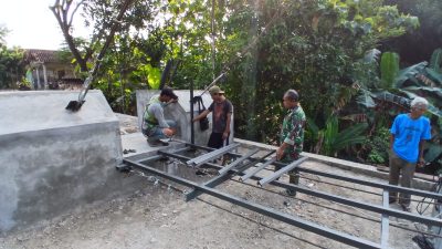 Pemasangan Tiang Railing Jembatan Gantung Garuda Karangpakel, TNI Dan Warga Perkuat Sinergi Pembangunan Desa Pemasangan Tiang Railing Jembatan Gantung Garuda Karangpakel, TNI Dan Warga Perkuat Sinergi Pembangunan Desa