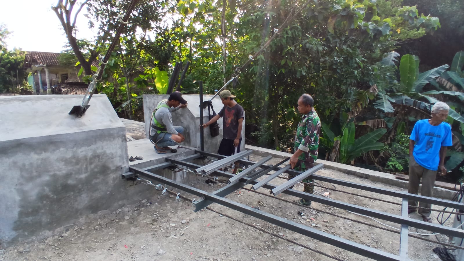 Pemasangan Tiang Railing Jembatan Gantung Garuda Karangpakel, TNI Dan Warga Perkuat Sinergi Pembangunan Desa