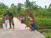 Babinsa Koramil 20/Cawas Bersama Warga Gotong Royong Cat Jembatan Garuda Di Desa Burikan
