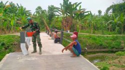 Babinsa Koramil 20/Cawas Bersama Warga Gotong Royong Cat Jembatan Garuda Di Desa Burikan Babinsa Koramil 20/Cawas Bersama Warga Gotong Royong Cat Jembatan Garuda Di Desa Burikan