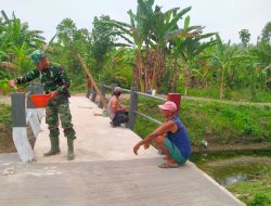 Babinsa Koramil 20/Cawas Bersama Warga Gotong Royong Cat Jembatan Garuda Di Desa Burikan