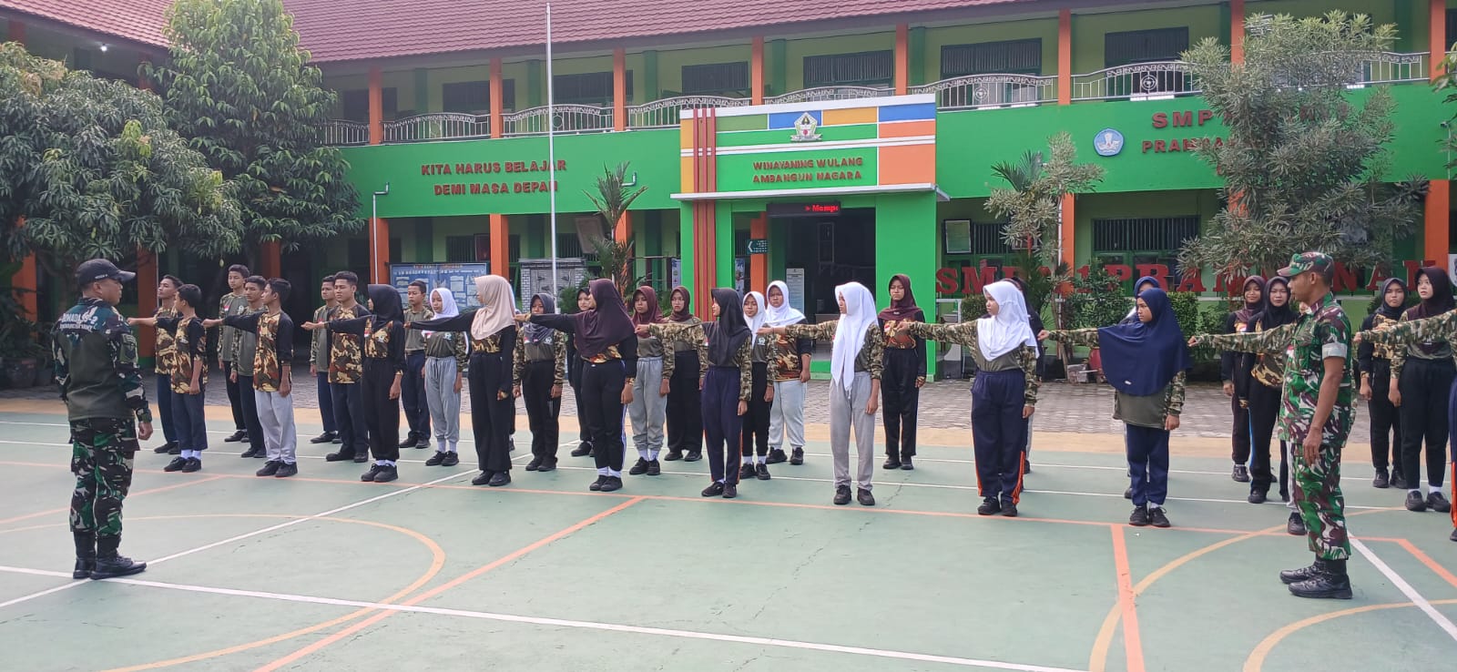 Babinsa Koramil 09/Prambanan Latih Disiplin Dan Karakter Siswa SMP N 1 Prambanan Melalui PBB