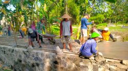 Gotong Royong TNI Dan Warga Percepat Betonisasi Jalan Menuju Jembatan Garuda Di Desa Burikan