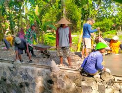 Gotong Royong TNI Dan Warga Percepat Betonisasi Jalan Menuju Jembatan Garuda Di Desa Burikan
