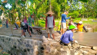 Gotong Royong TNI Dan Warga Percepat Betonisasi Jalan Menuju Jembatan Garuda Di Desa Burikan