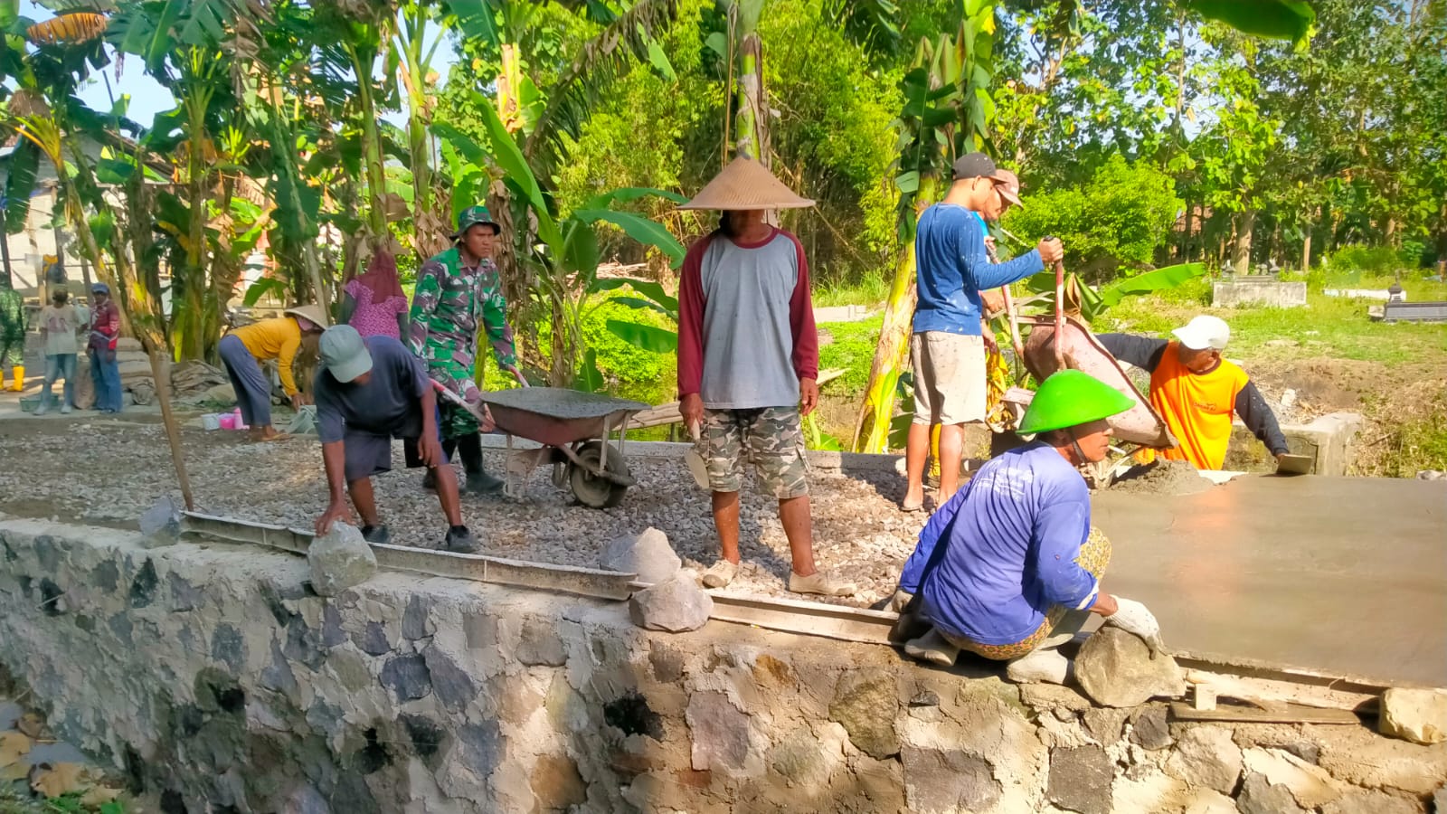 Gotong Royong TNI Dan Warga Percepat Betonisasi Jalan Menuju Jembatan Garuda Di Desa Burikan