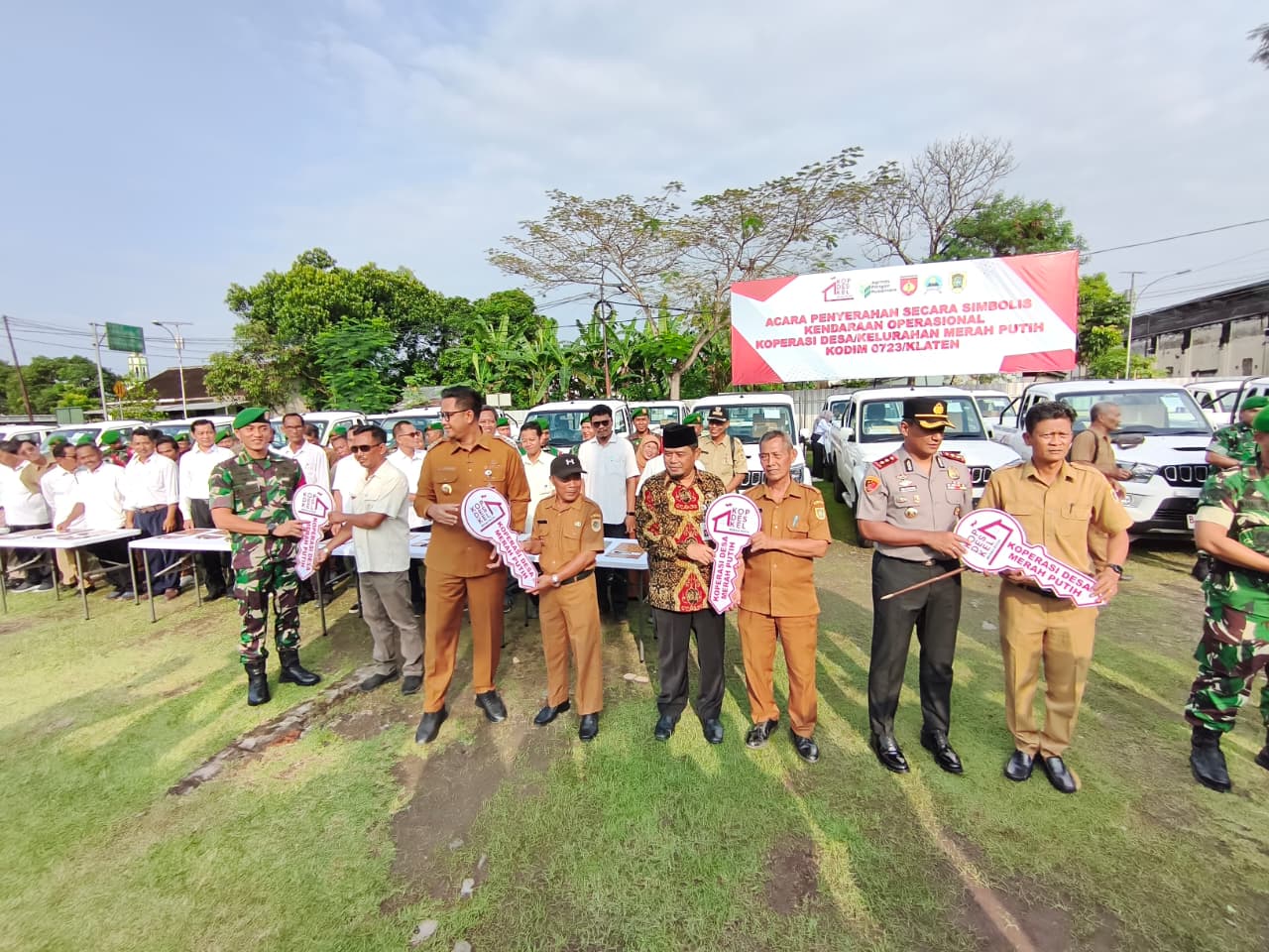 Kodim 0723/Klaten Dan Forkopimda Serahkan 50 Kendaraan Operasional KDKMP Untuk Dukung Kesejahteraan Desa