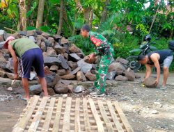 Pembangunan Jembatan Garuda Di Desa Burikan Terus Berlanjut, Babinsa Dan Warga Gotong Royong Siapkan Talud