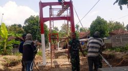 Danramil Bayat Turun Langsung Pemasangan Seling Baja Jembatan Gantung Garuda