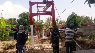 Danramil Bayat Turun Langsung Pemasangan Seling Baja Jembatan Gantung Garuda