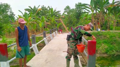 Jembatan Garuda Di Cat Babinsa Koramil Cawas Bersama Warga Jembatan Garuda Di Cat Babinsa Koramil Cawas Bersama Warga