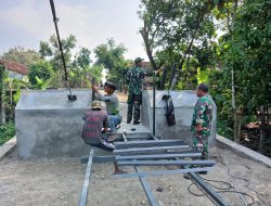 Sinergi TNI dan Warga Warnai Pemasangan Railing Jembatan Gantung Garuda Karangpakel