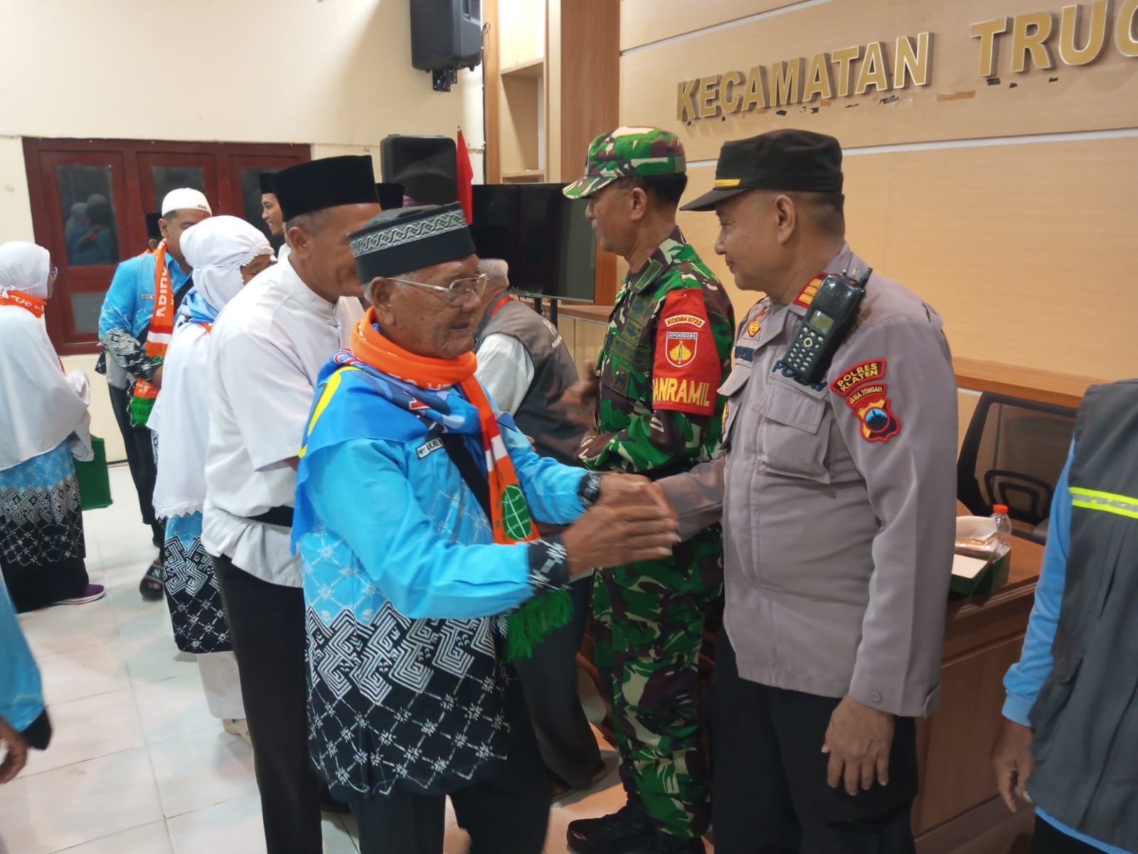 Danramil Trucuk Hadiri Pemberangkatan Calon Jamaah Haji Kloter 62, Wujud Sinergi dan Dukungan Pemerintah Bagi Jamaah