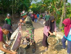 Warga dan TNI Koramil 20/Cawas Gotong Royong Urug Jalan Jembatan Garuda Di Desa Burikan