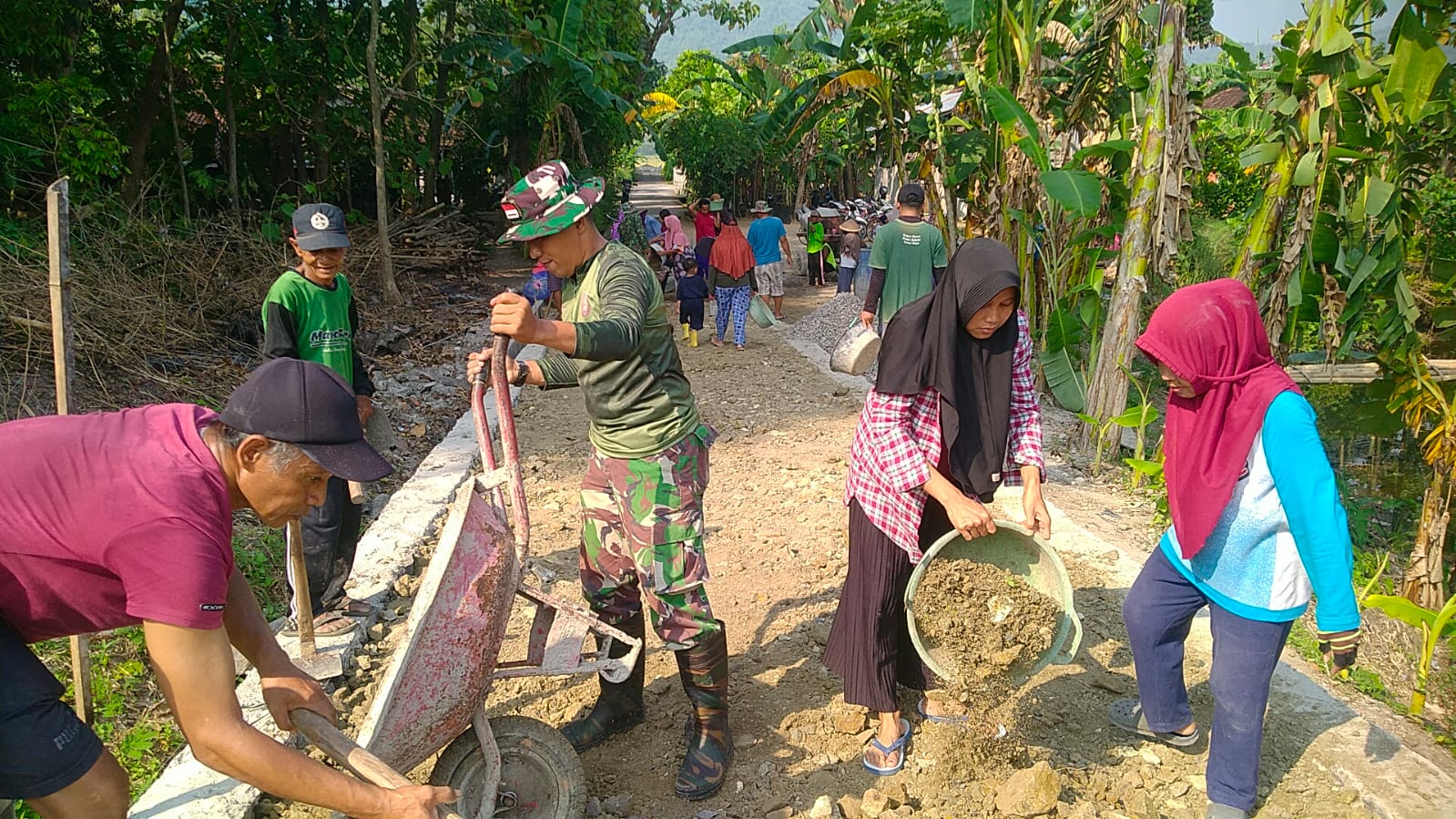 Warga dan TNI Koramil 20/Cawas Gotong Royong Urug Jalan Jembatan Garuda Di Desa Burikan