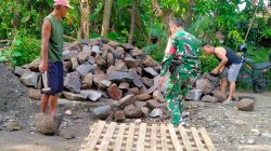 Gotong Royong Warga Dan Babinsa Percepat Pembangunan Jembatan Garuda