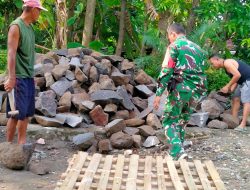Gotong Royong Warga Dan Babinsa Percepat Pembangunan Jembatan Garuda