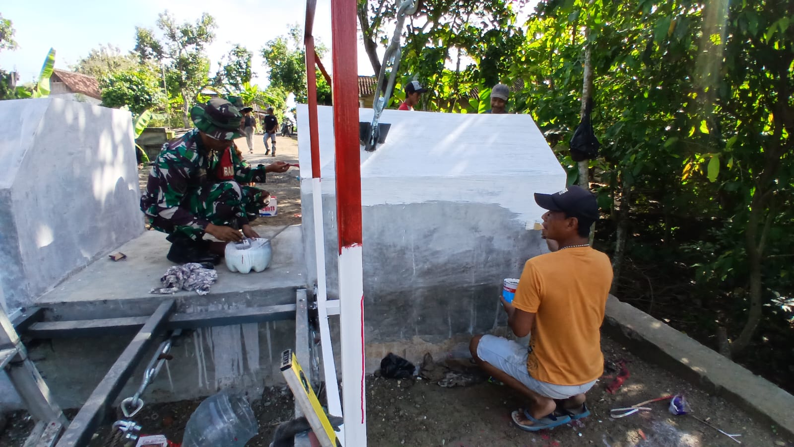 Babinsa Karangpakel: Semangat Gotong Royong Percepat Penyelesaian Jembatan Gantung Garuda