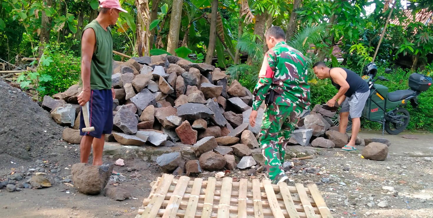 Gotong Royong Warga Dan Babinsa Percepat Pembangunan Jembatan Garuda